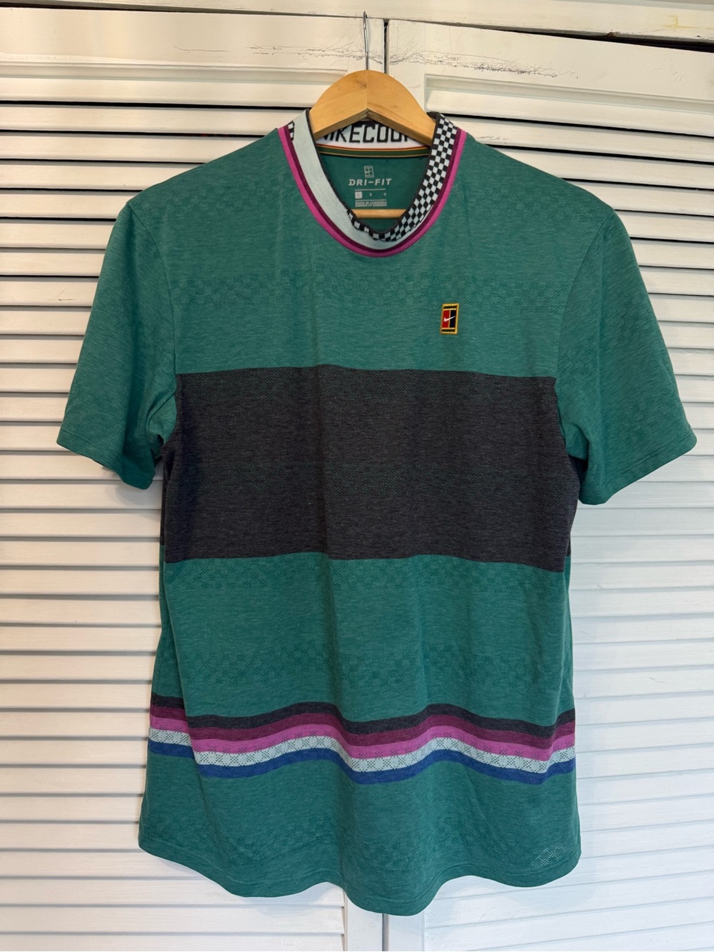 Nike Tennis 🎾 Men’s Short Sleeve Teal Stripe Dri-FIT Tee with Pink Accent